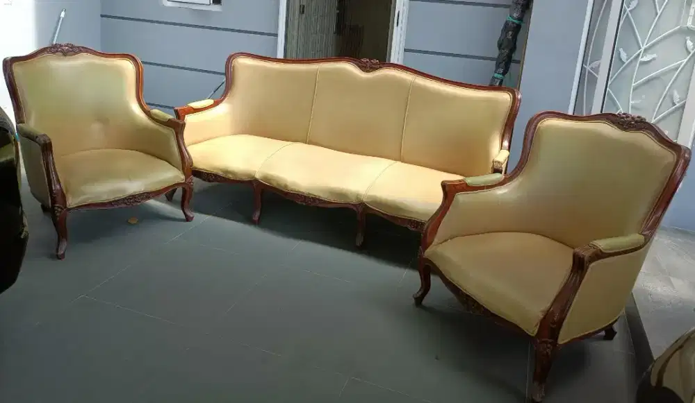 Sofa klasik 3 dudukan + 2 single kayu jati ukir kulit sintetis krem