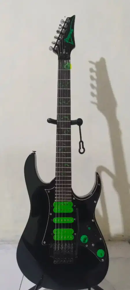 Gitar Ibanez Custom Model Ibanez Universe UV70