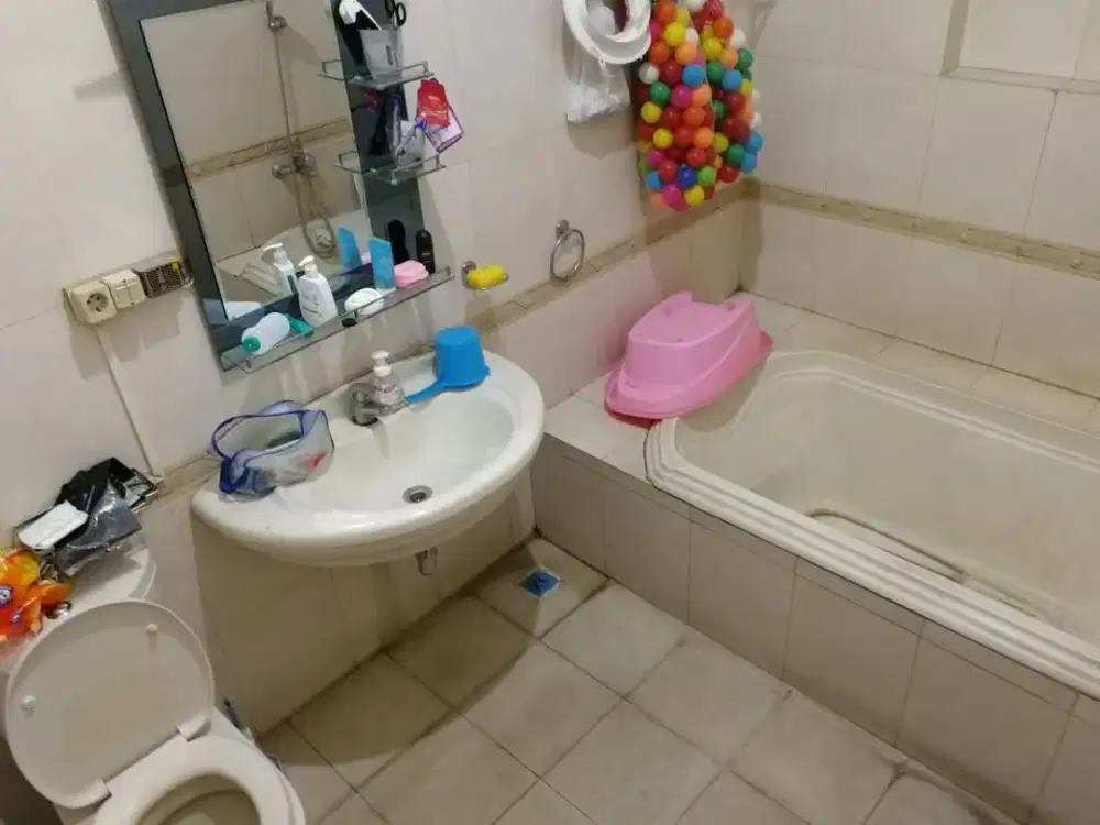 RUMAH CLASIK 2 LANTAI STRATEGIS DEKAT MARANATHA , TOL PASTEUR