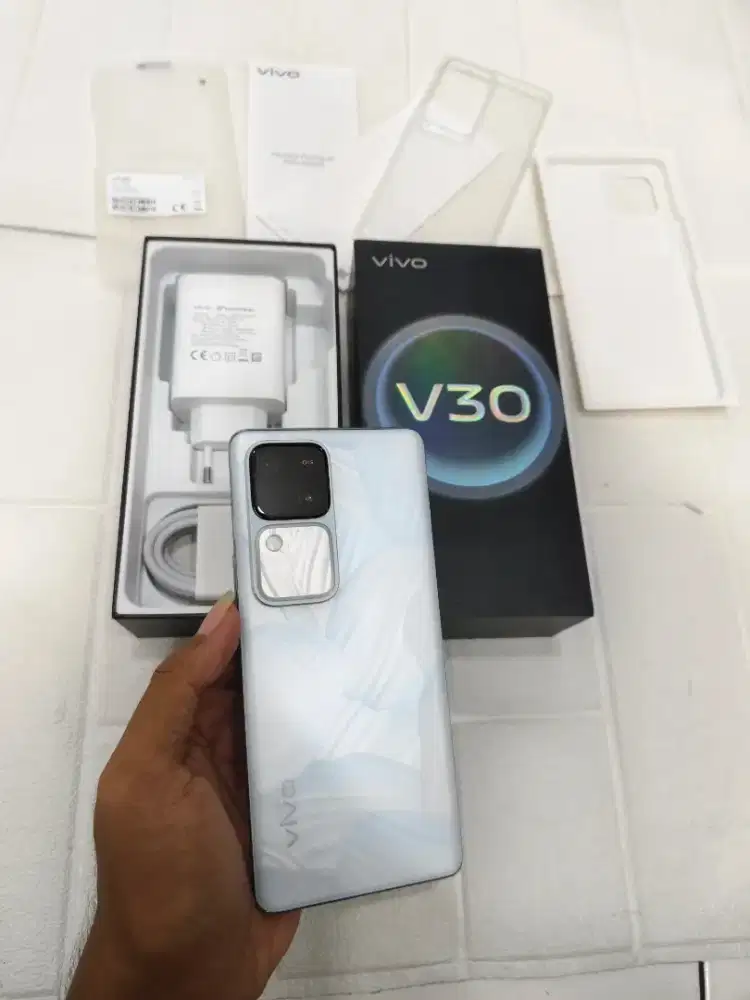 Vivo V30 5G 8/256 White fullset like new acc fresh