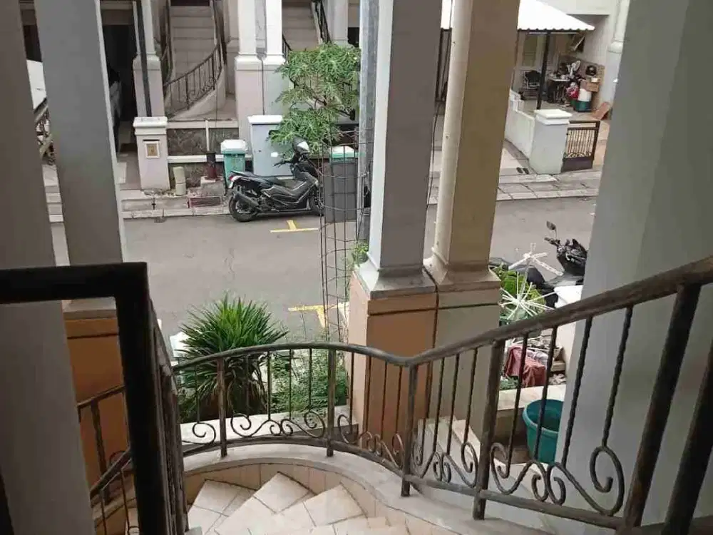 DIJUAL MURAH RUMAH APA ADANYA 3 LANTAI DENGAN HARGA DIBAWAH PASARAN DI GADING GRANDE, KELAPA GADING