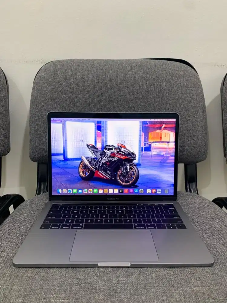 MacBook Pro 2017 Touchbar i5/8/256GB