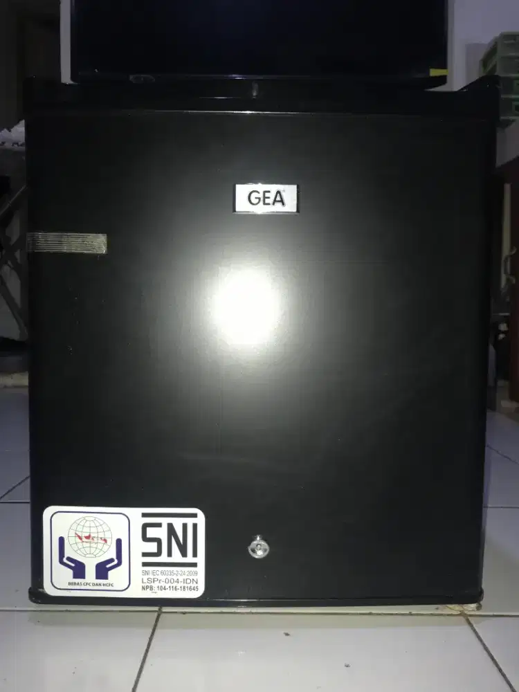 GEA Kulkas Mini Bar Portable RS-06DR Hitam 46L 60 Watt