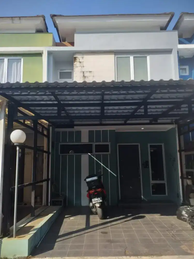 Disewakan rumah dua lantai semi furniture siap huni