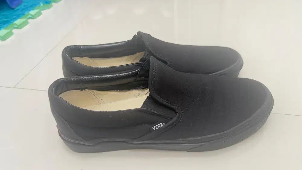 Sepatu vans hitam baru 2x pakai. Size 40