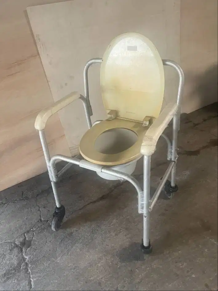 Kursi BAB Beroda Commode