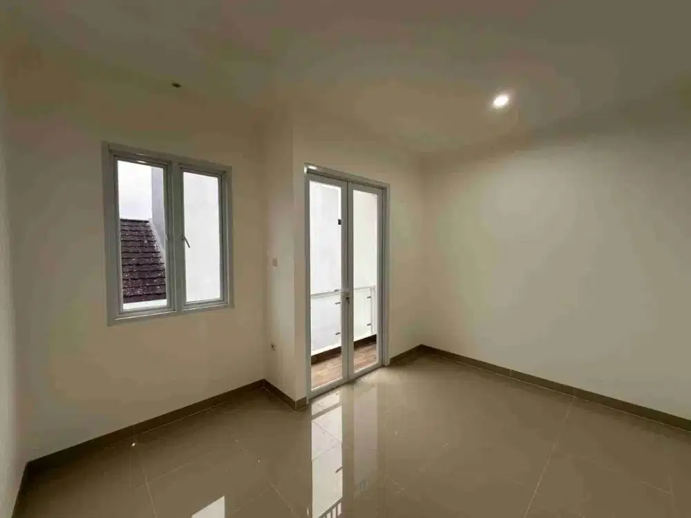 Rumah Murah 2 Lantai Masuk Mobil dekat Stadion JIS