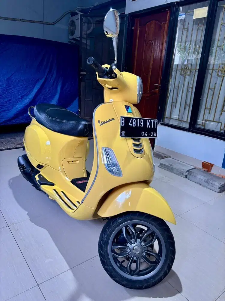 SALE... JUAL CEPAT!  VESPA LX 125 iGET FACELIFT 2021 - KUNING