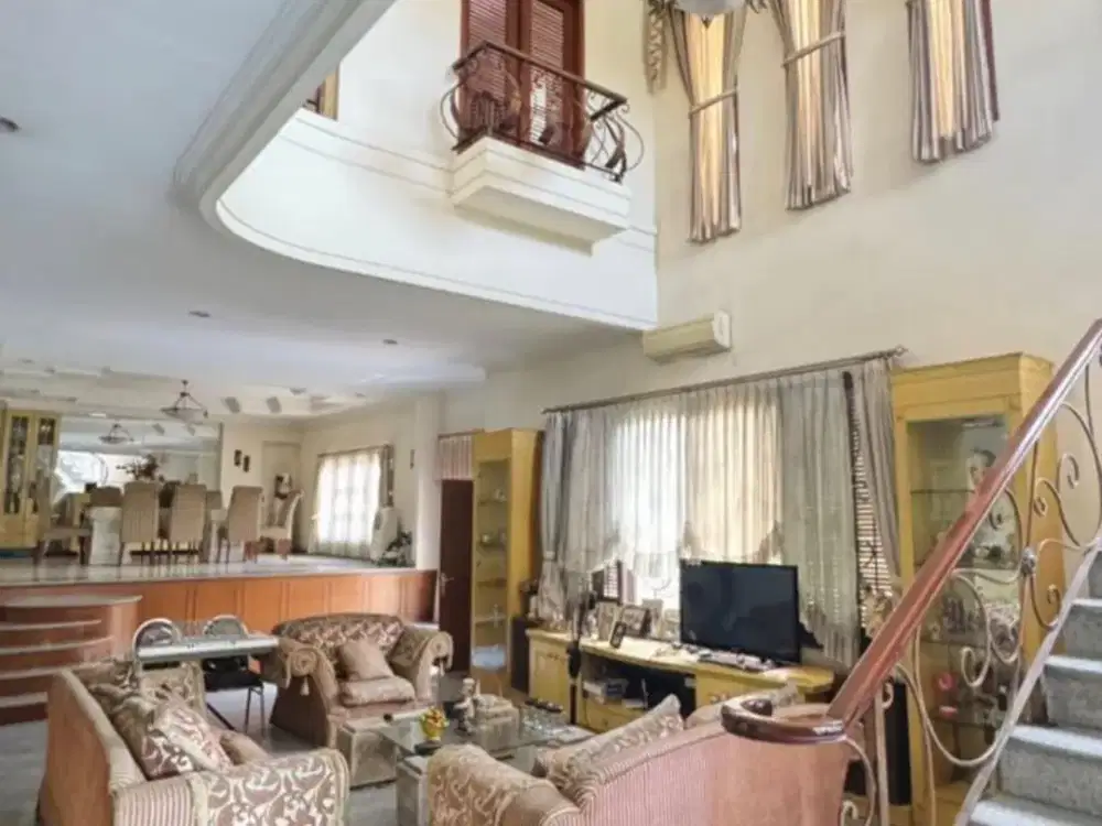 JUAL RUMAH GRAHA FAMILY , FULL FURNISH , INTERIOR MEWAH , 2 LANTAI .