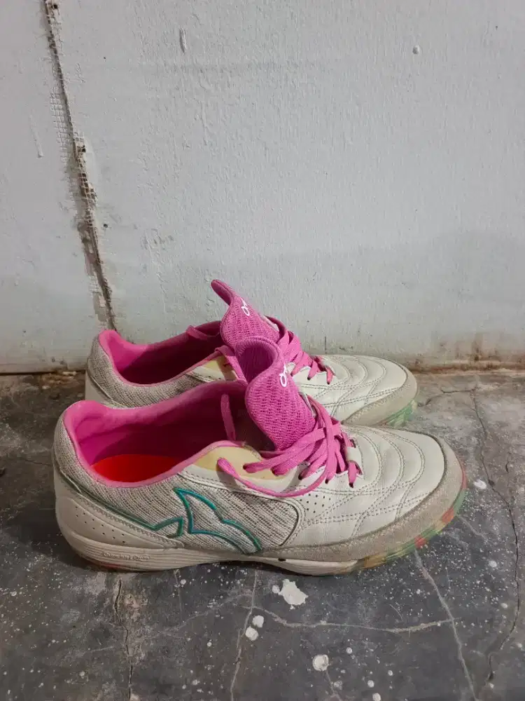 Sepatu futsal ortuseight