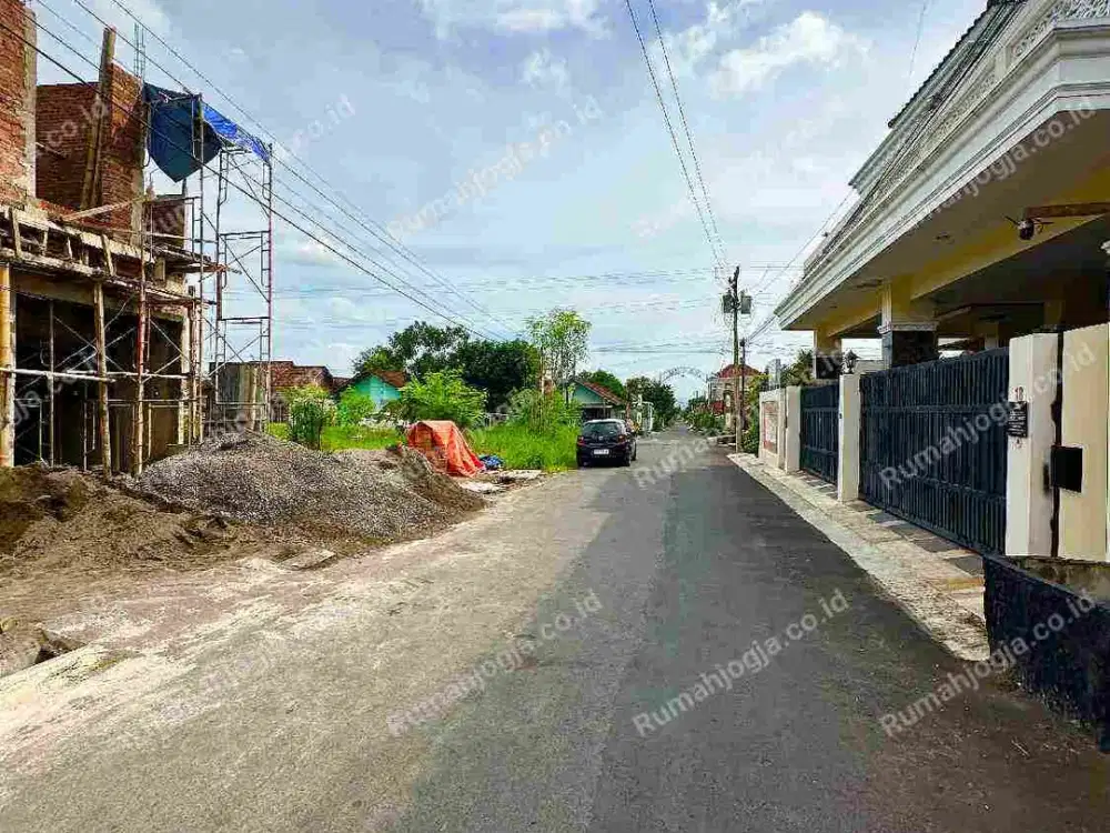 tanah pinggir jalan utama kadirojo purwomartani lingkungan ramai