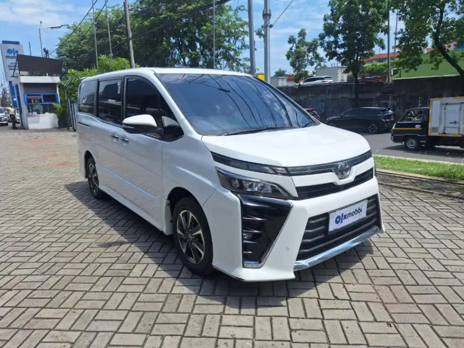 LOW DP Toyota Voxy 2.0 Bensin-AT 2020 BRA