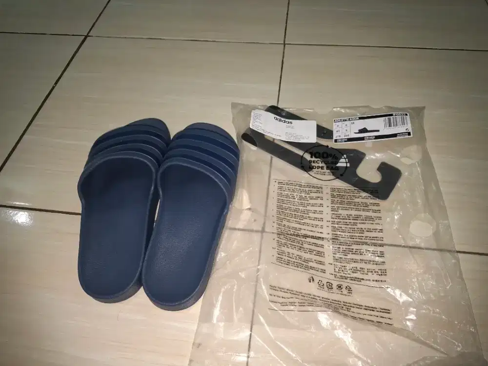 Sendal dijua karena kesempitan