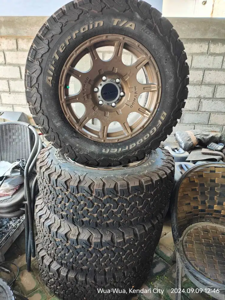 Di jual ban dan velg  untuk mobil  hilux