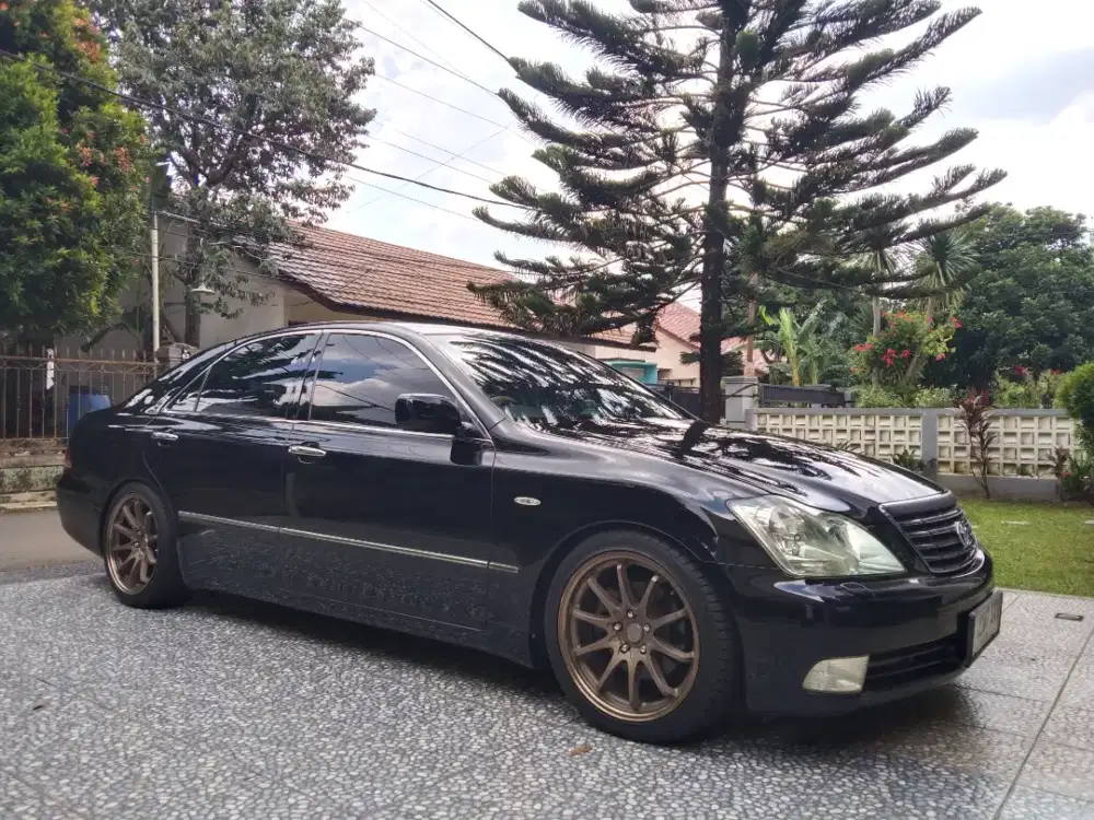 Toyota Crown Royal saloon Hitam 2005