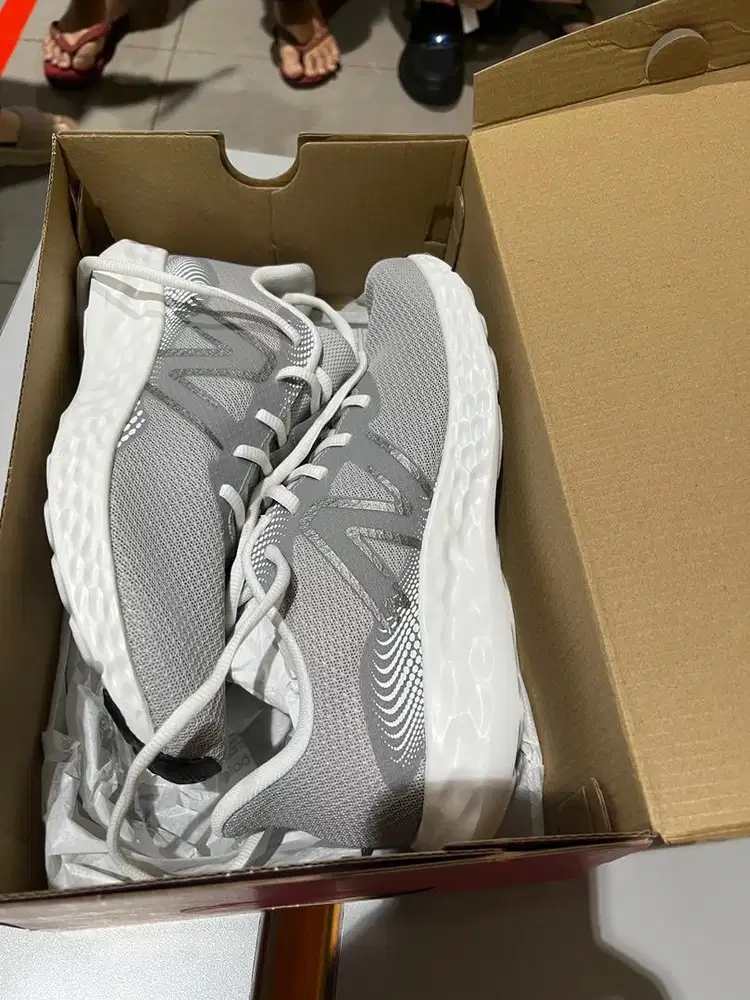 Di jual sepatu New balance pria untuk running maupun daily