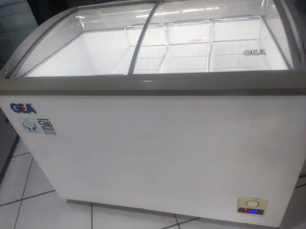 Freezer sliding kaca merek Gea kapasitas 303 liter