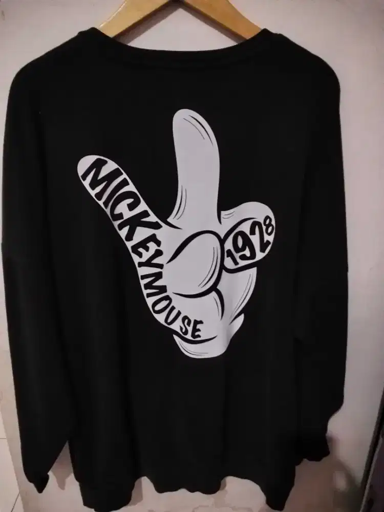 crewneck disney original big logo