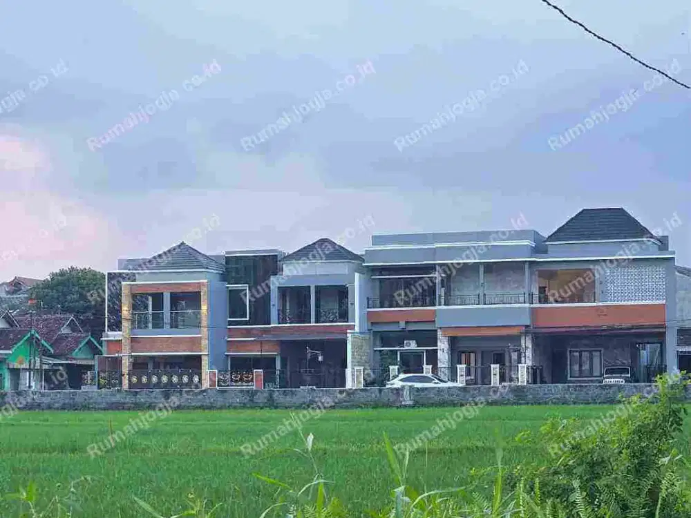 rumah mewah dengan kolam renang Maguwoharjo