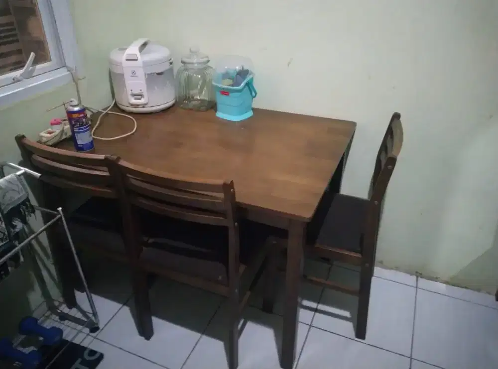 Meja makan satu set Informa