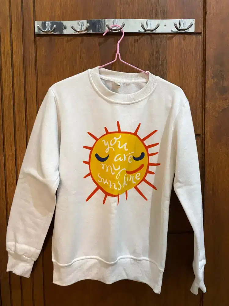 Sweater Putih “You Are My Sunshine”