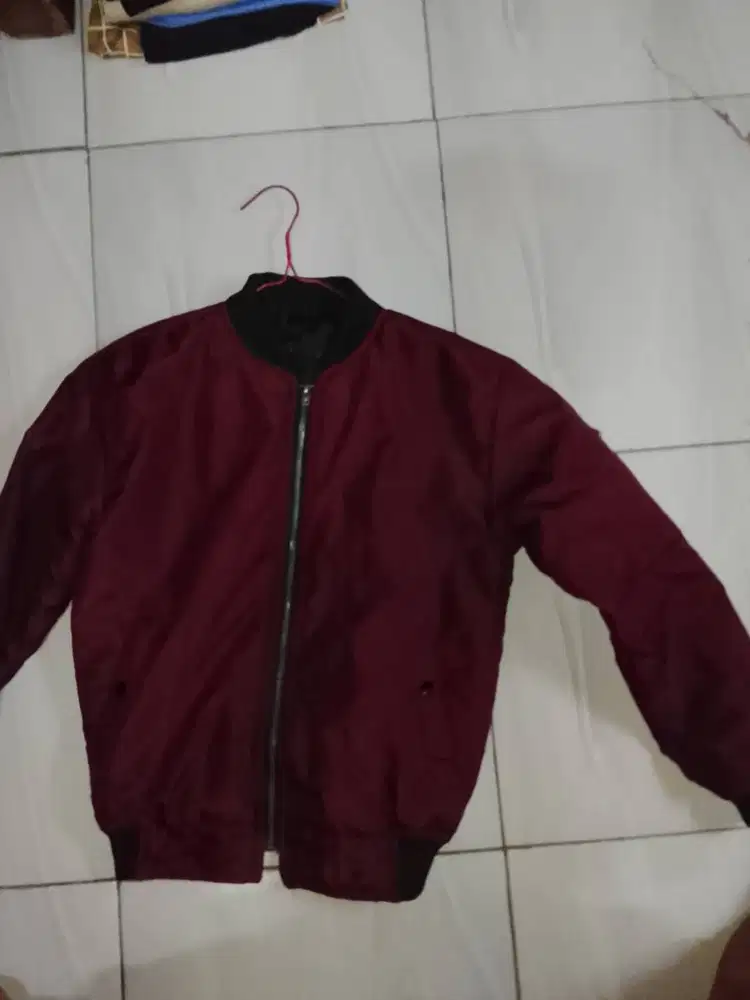 Jaket bomber./warna maroon.