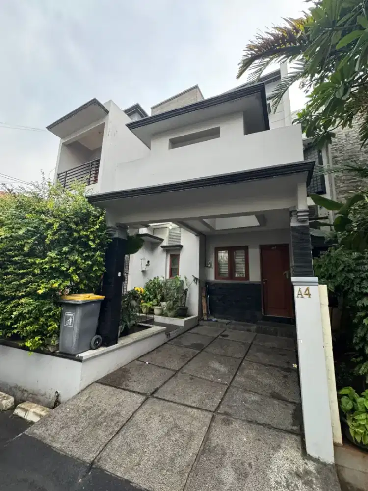 Rare Unit!! Rumah Nyaman, Siap Huni, Rumah 2 Lantai di Condet