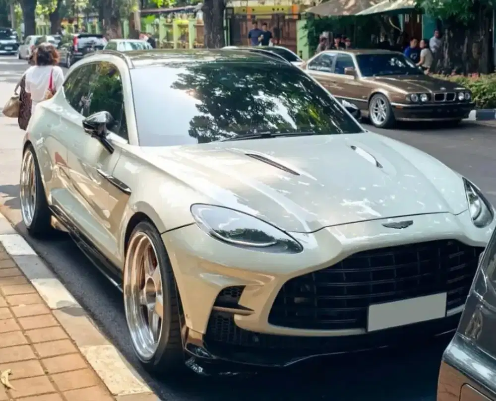 Aston Martin DBX707 2023