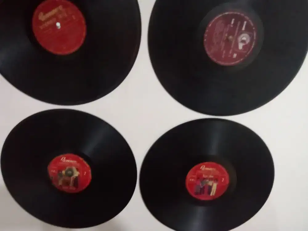 Piring hitam koes plus