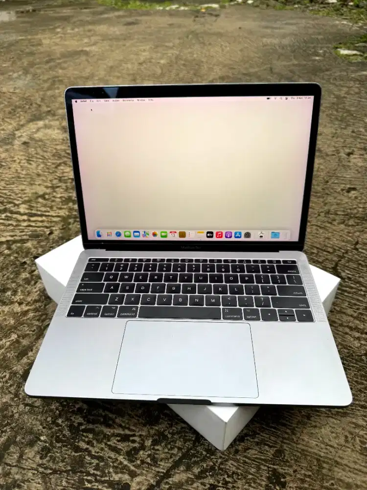 Macbook Pro 2017 ram 8 ssd 256 fullset resmi ibox NETT no nego
