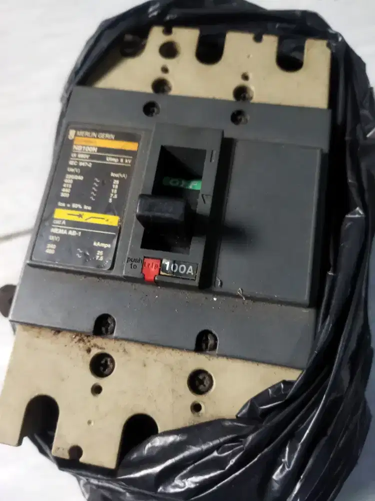 circuit brreaker tau mcb