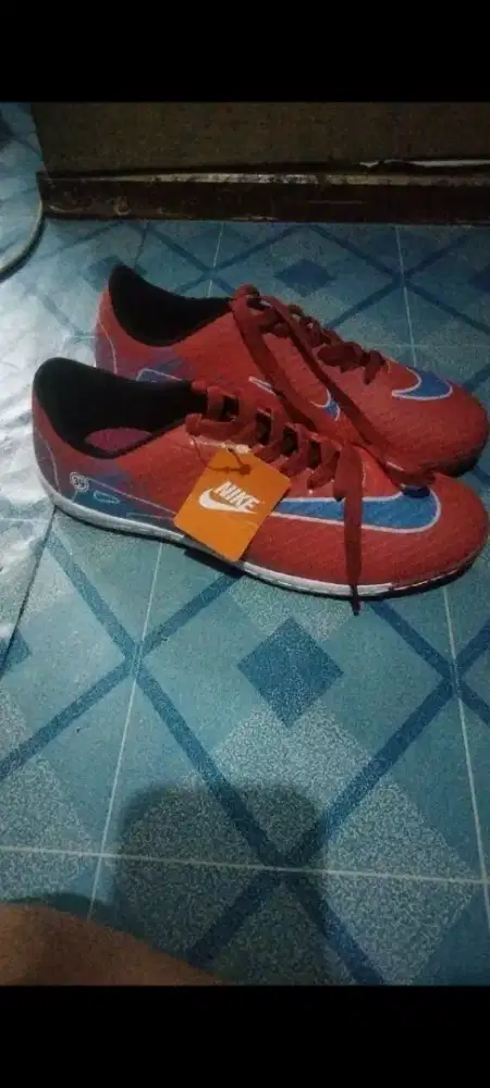 Sepatu footsal ukuran 39