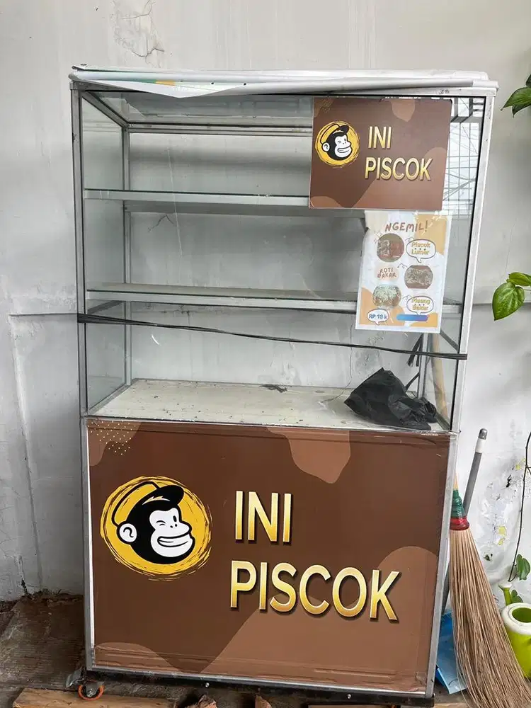 Etalase kaca pakai roda