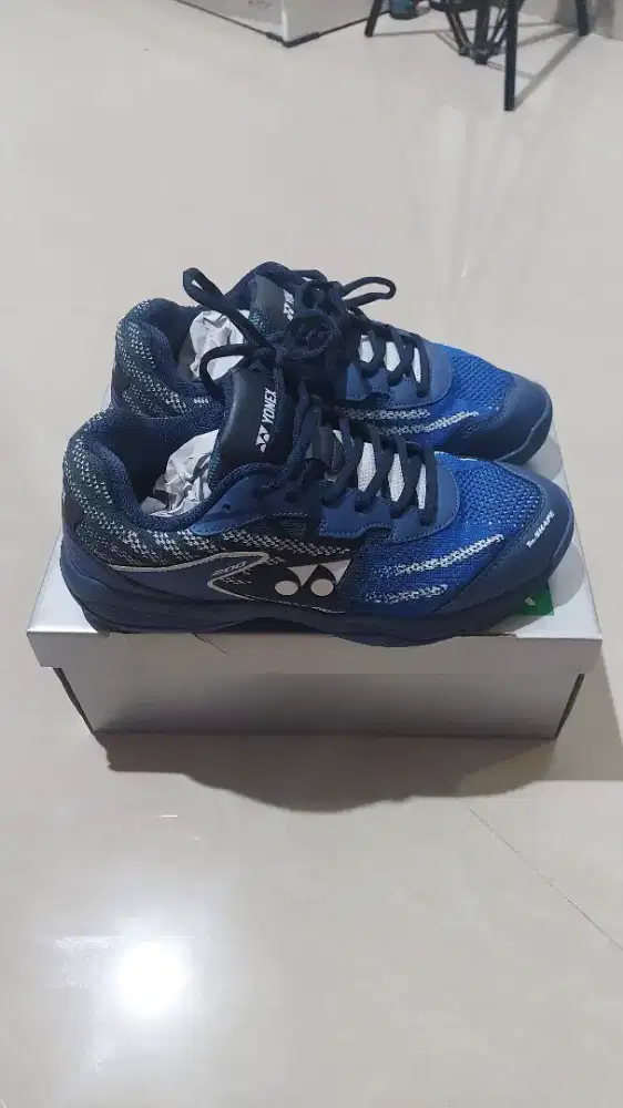 Sepatu Badminton Yonex Velo 200