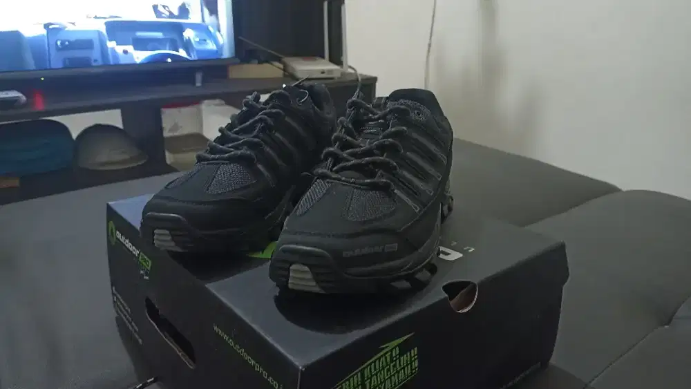 sepatu outdoor pro masih baru