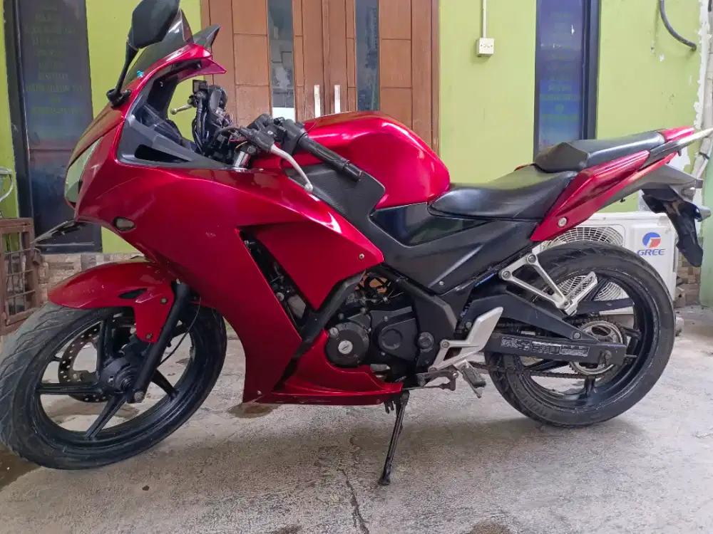 Honda CBR 150R Tahun 2015 JOZZZ Mesin Haluss Siap tancap Gass