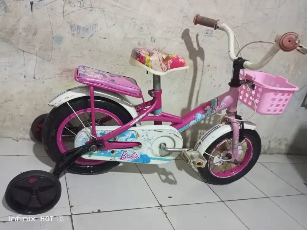 SEPEDA ANAK CEWEK UKURAN 12 PLUS RODA BANTU KOKOH Merk (FAMILY)