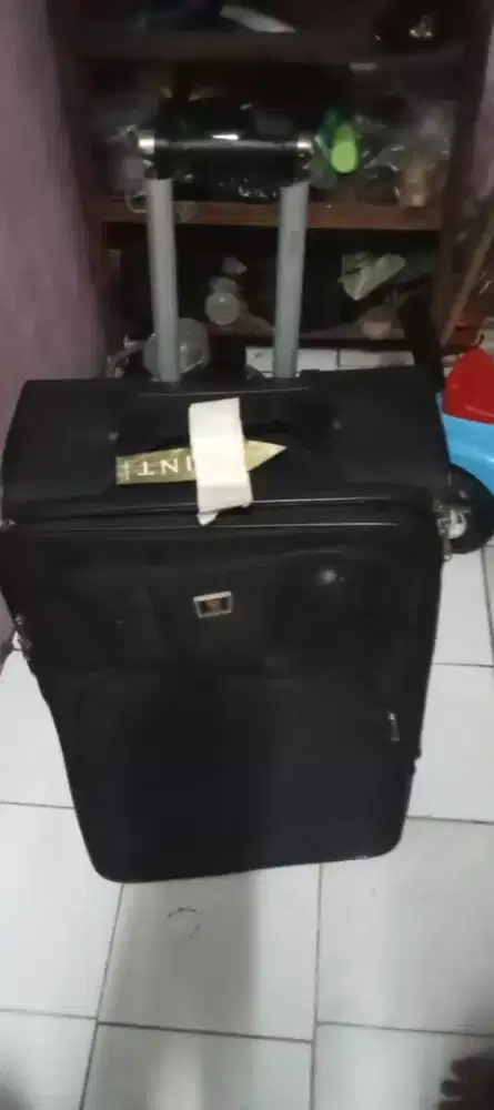 Merk boston warna hitam