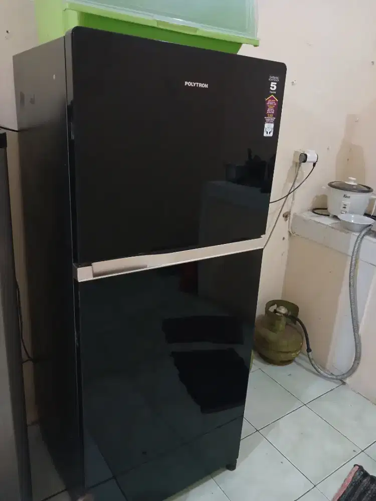 Di jual kulkas 2 pintu merk poytron