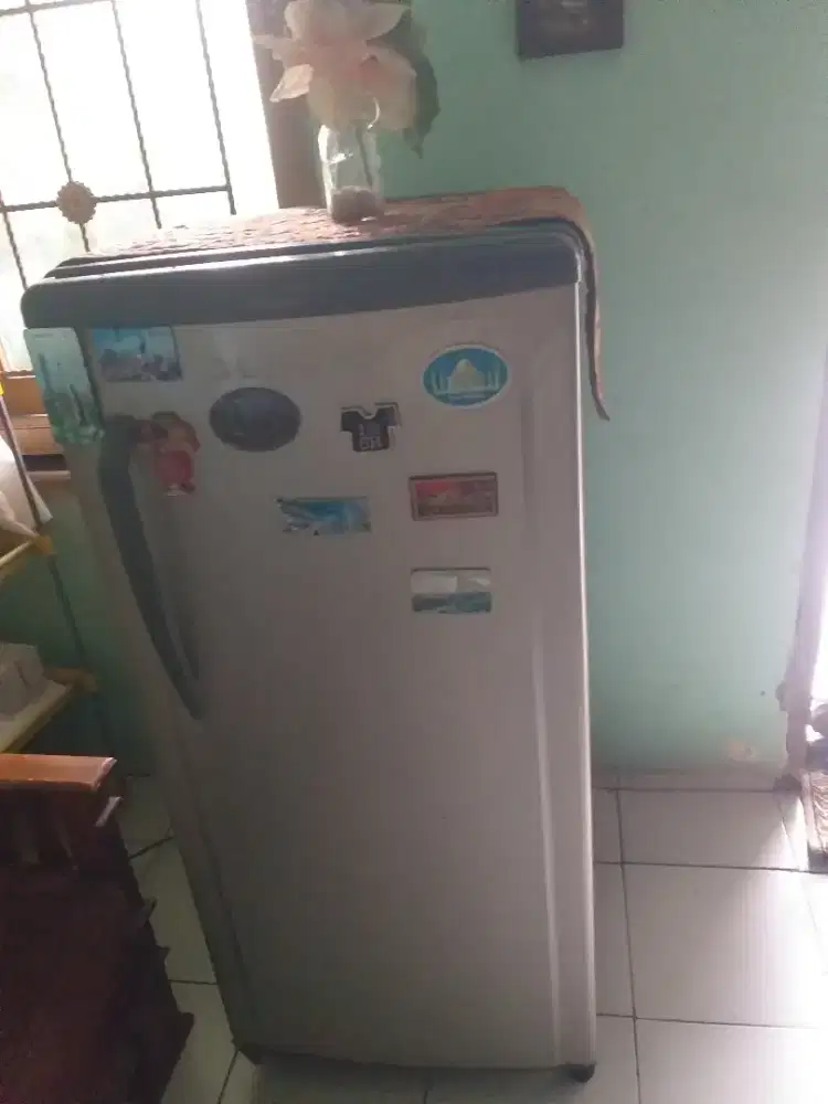 Kulkas low wat sgt dngin beku lengkap free ongkir lalamove dkt