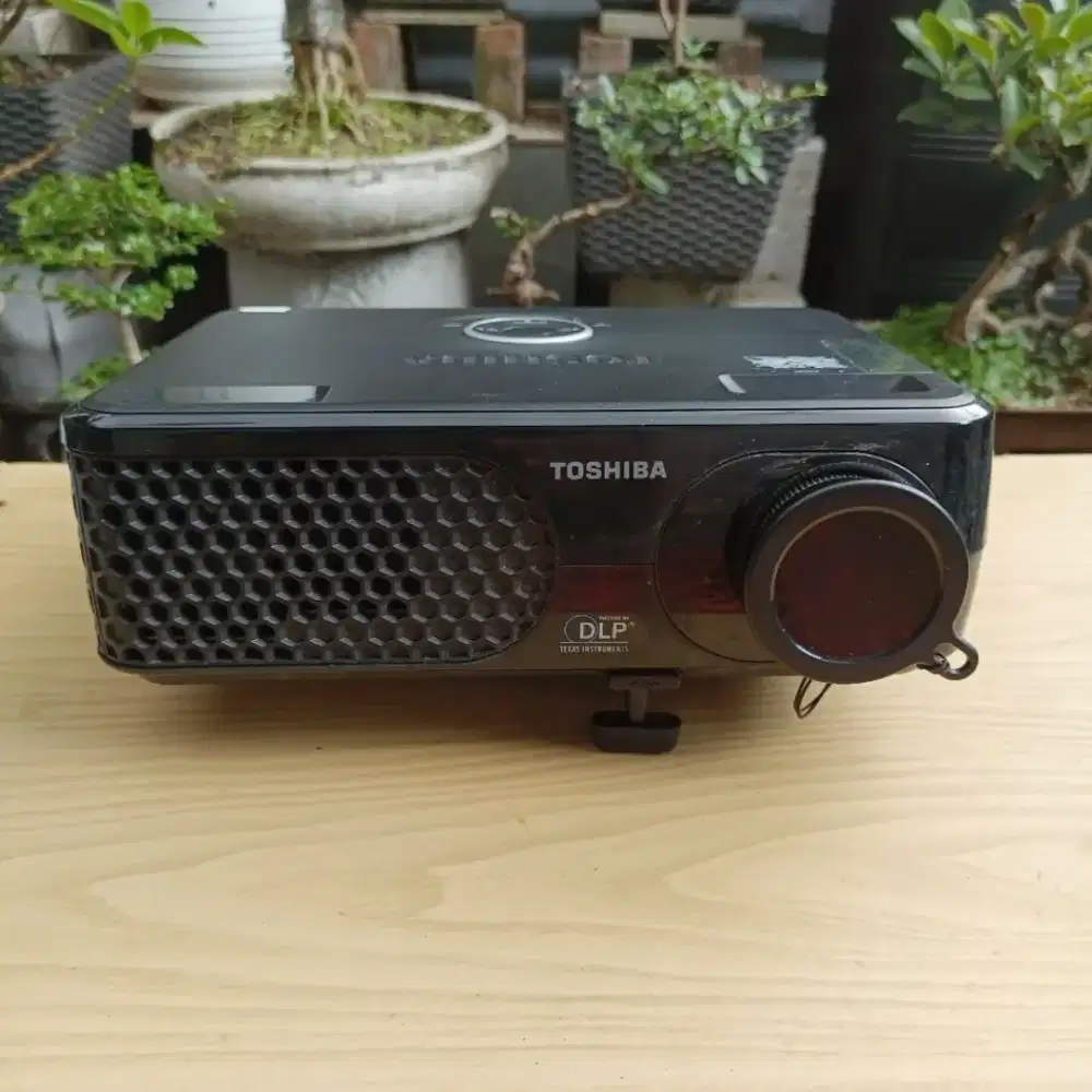 Toshiba TDP-SP1 Projector
‎SVGA Portable Projector(kondisi apa adanya)