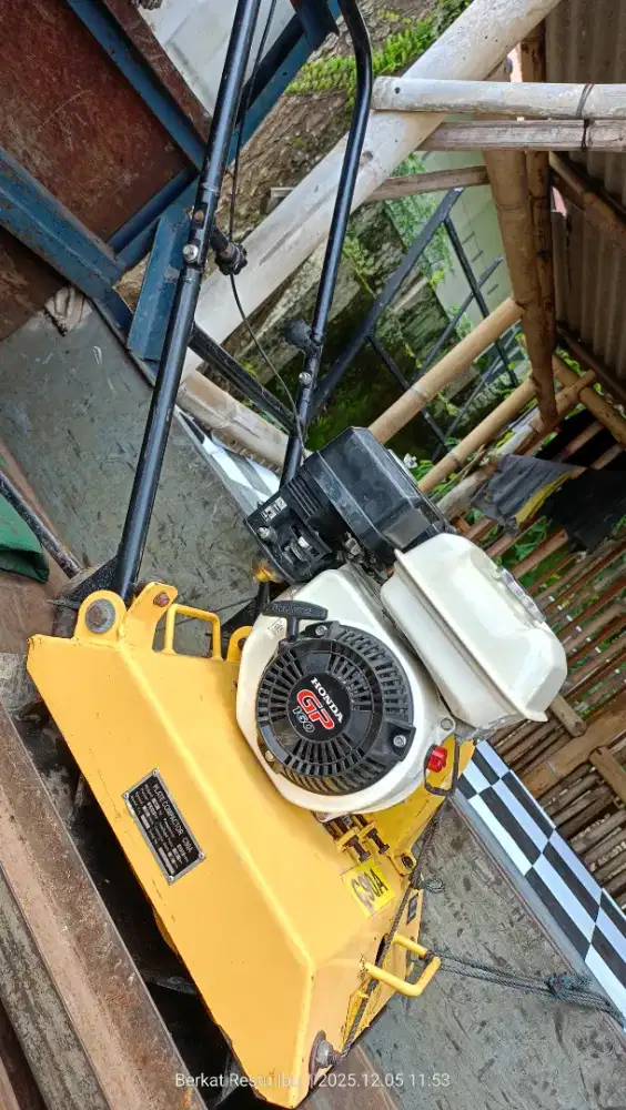 Stamper kodok pemadat tanah dan paving