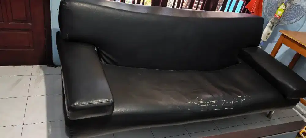 Sofa Bed warna hitam cover kulit sintetis