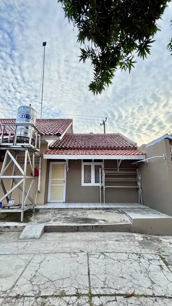 DISEWAKAN RUMAH LOKASI STRATEGIS COCOK UNTUK MESS KARYAWAN PERTAHUN