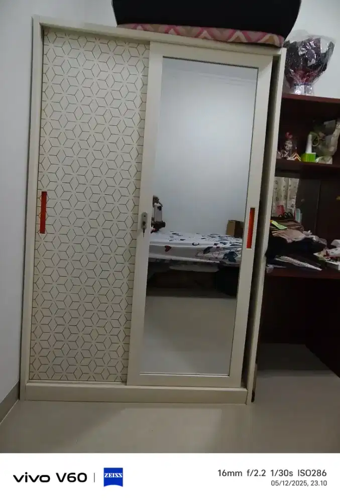 Lemari Besi Sleding Kaca bagus