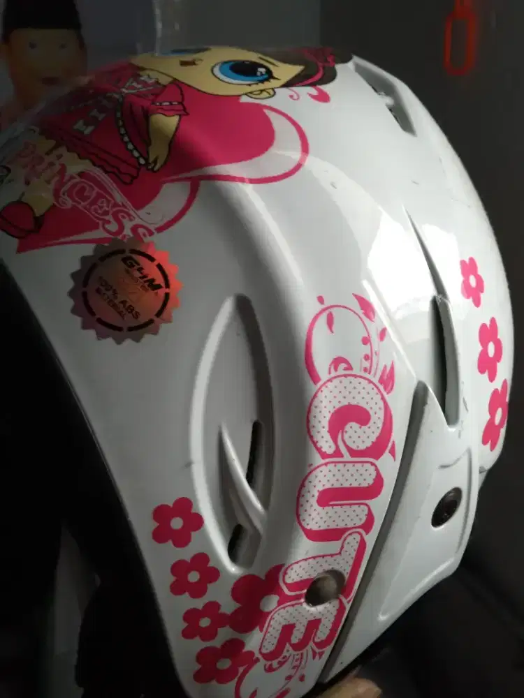 Helm anak pink putih LOL
