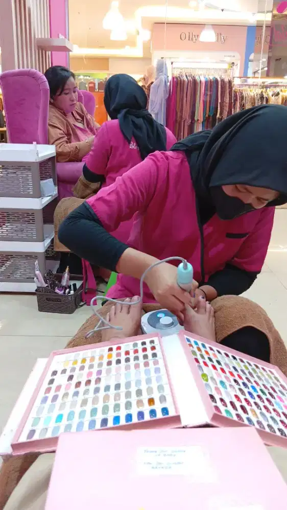 Terima pelayanan menicure dan pedicure di tempat kami
