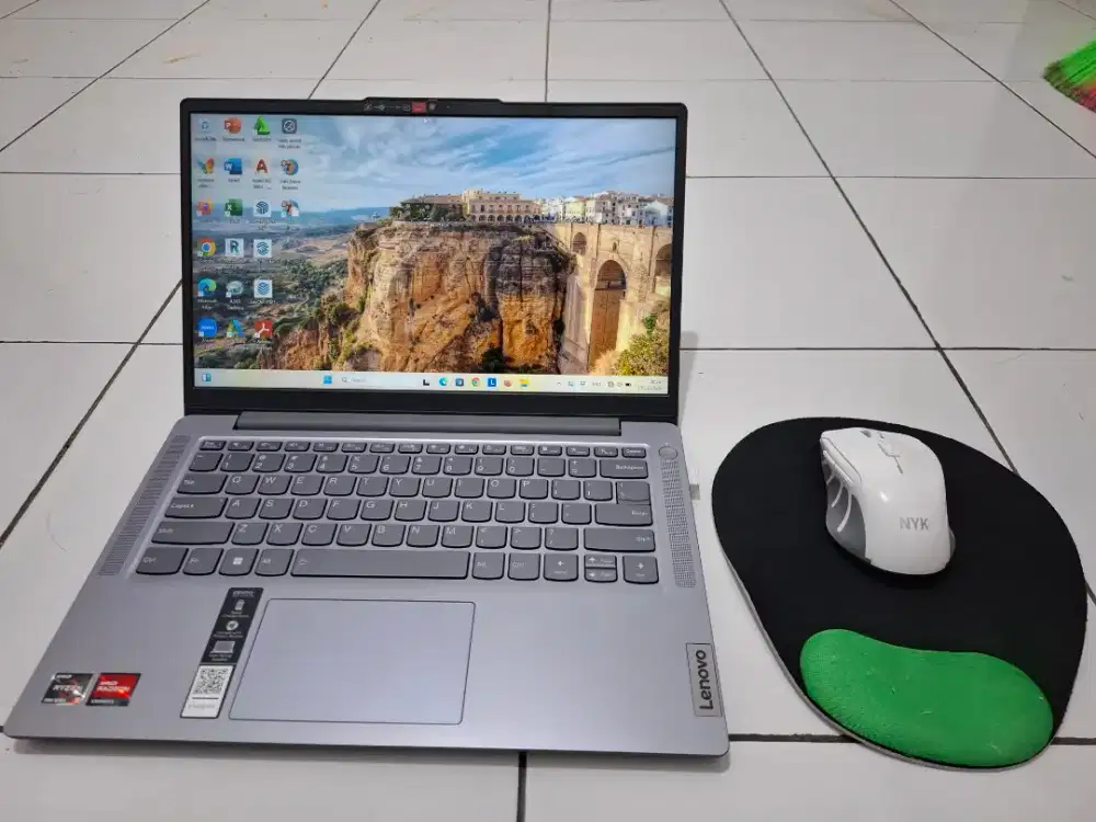 Jual laptop lenovo ideapad slim3, seperti baru, garansi on, bisa nego