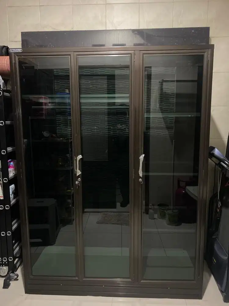 Lemari kaca aluminium 3 pintu