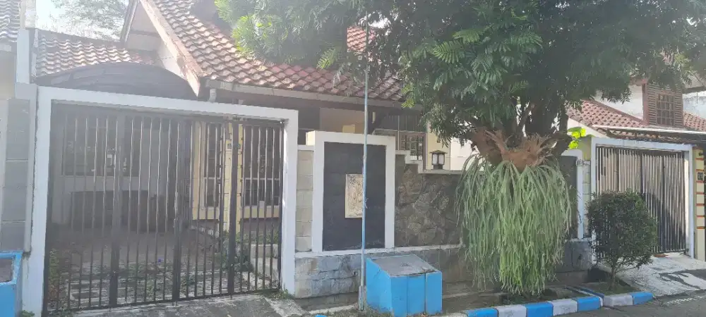 Disewakan rumah privacy bagus krn depannya taman & garasi bisa 3 mobil